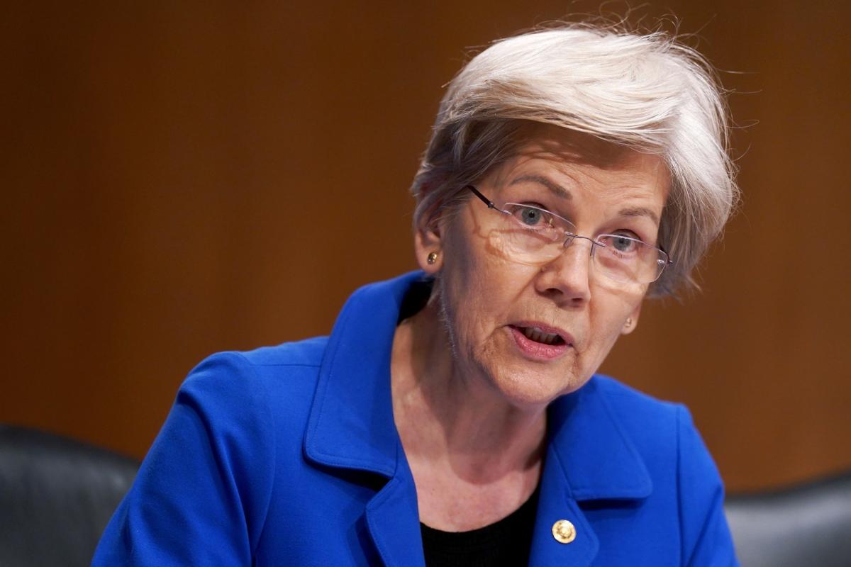 Elizabeth Warren a déclaré que le salaire du PDG de JPMorgan, Jamie Dimon, devrait être réduit au lieu d’augmenter les frais pour 80 millions de clients.