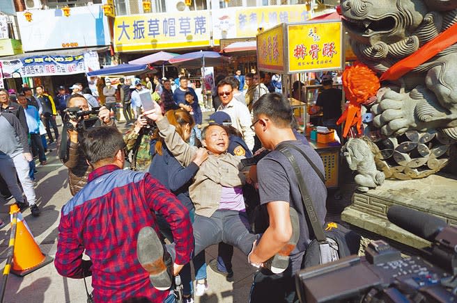 蔡總統維安特勤嚴密，警方總以人海戰術包圍陳抗者，一有突發狀況，立刻進行包夾、圍圈，最後帶離。圖為2019年1名男子疑投資慘賠，趁總統至台中廟宇發紅包時抗議，遭國安人員強勢架離。（本報資料照片）