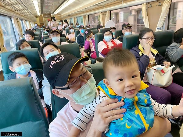 宜蘭防疫英雄與嬰幼兒共乘媽祖列車遶境，祈福蘭陽安康。（圖：宜蘭縣衛生局提供）