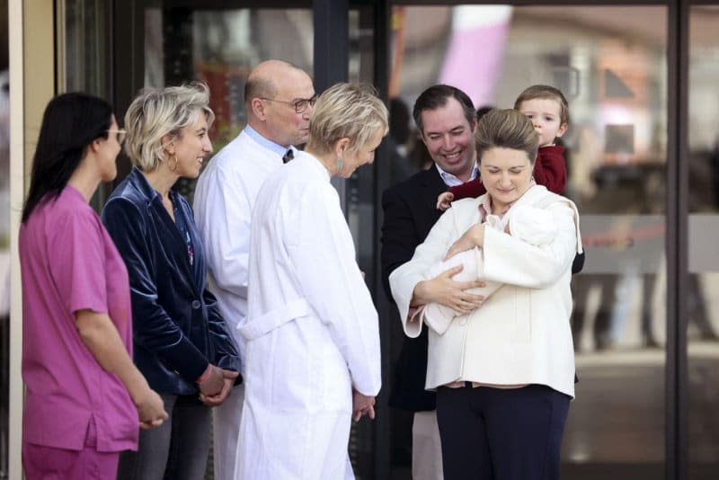 Guillermo y Stéphanie de Luxemburgo con sus hijos