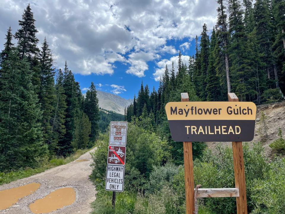 At the start of the trail, visitors have the choice to continue driving or start their hike.