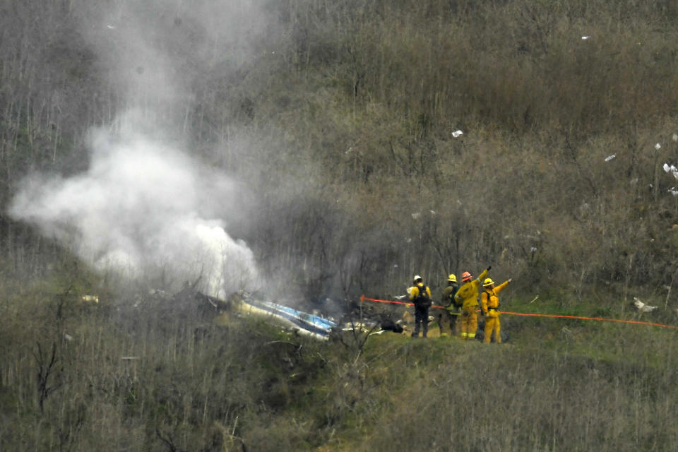 ARCHIVO - En esta foto del 26 de enero de 2020, los bomberos laboran en el lugar donde se estrelló el helicóptero en que murió Kobe Bryant, cera de Calabasas, California (AP Foto/Mark J. Terrill, archivo)
