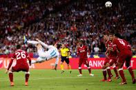 <p>Gareth Bale stuns Liverpool with a brilliant overhead kick to make it 2-1 </p>