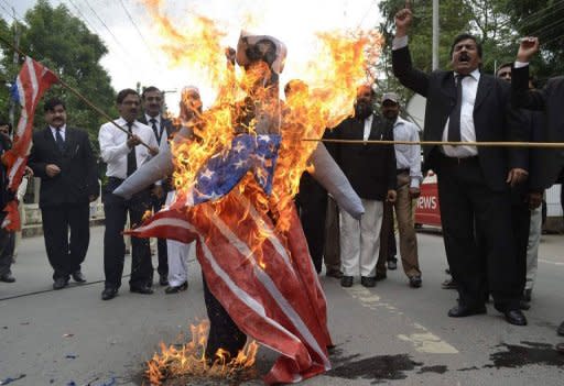 Quema de una bandera de EEUU y un muñeco de Obama en Pakistán