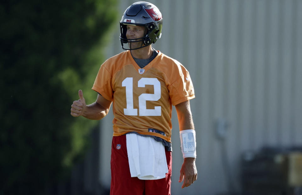 27 juillet 2022 ;  Tampa, Floride, États-Unis ;  Le quart-arrière Tom Brady (12 ans) réagit pour les Buccaneers de Tampa Bay pendant le camp d'entraînement au Advent Health Training Complex.  Crédit obligatoire : Kim Klement - USA TODAY Sports