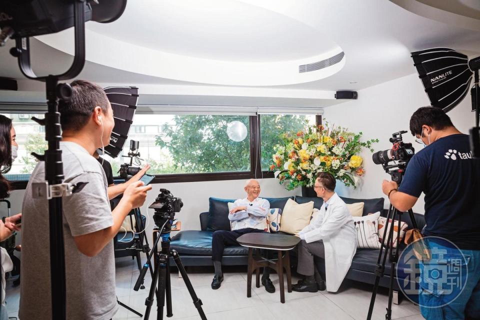 何湯雄（沙發左）為了新事業特安康化身網紅「Tony總裁」，拍了不少以健康為主題的影片。