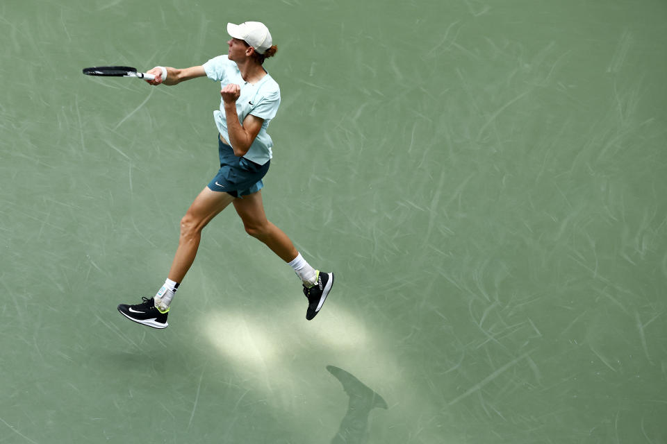 El italiano Jannik Sinner devuelve ante el suizo Stan Wawrinka durante la tercera ronda del US Open, el sábado 2 de septiembre de 2023, en Nueva York. (AP Foto/Andrés Kudacki)