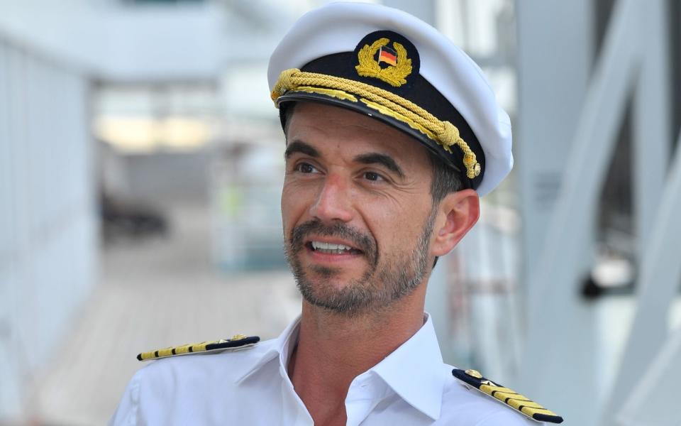 "Das Traumschiff" hat Drehpause: "Käptn" Florian Silbereisen hat sich mit Corona infiziert. (Bild: ZDF / Dirk Bartling)