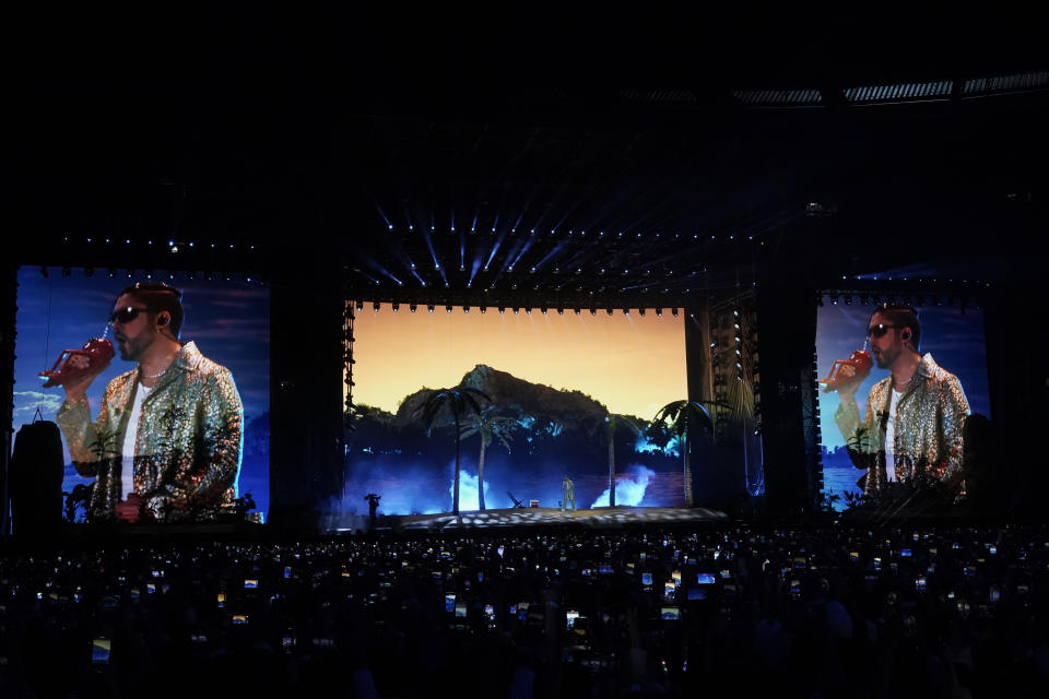 Bad Bunny en concierto en el Estadio Azteca de la Ciudad de México el viernes 9 de diciembre de 2022. (Foto AP/Eduardo Verdugo)