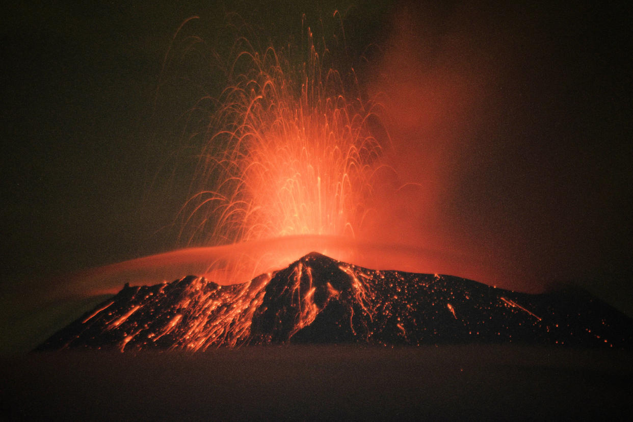 Des matériaux incandescents, des cendres et de la fumée sont crachés par le volcan Popocatepetl à San Nicolas de los Ranchos, dans l’État de Puebla, au Mexique, le 20 mai 2023. 