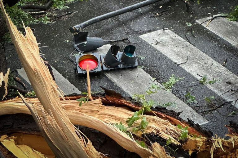 Un semáforo roto en Ugarteche y Seguí