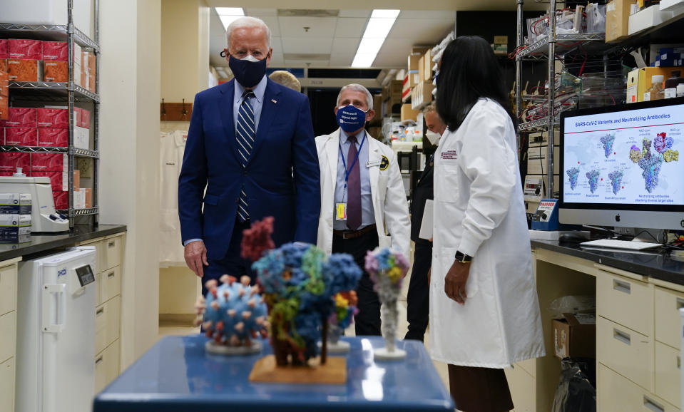 ARCHIVO - En esta foto del 11 de febrero del 2021, el presidente estadounidense Joe Biden visita el Laboratorio de Patogénesis Viral en los Institutos Nacionales de Salud en Bethesda, Maryland. Biden se pasó sus primeros 100 días en el cargo alentando a la gente a usar mascarillas y quedarse en casa para frenar la diseminación del coronavirus. Su tarea para los próximos 100 días será preparar el camino hacia la normalidad. (AP Foto/Evan Vucci)