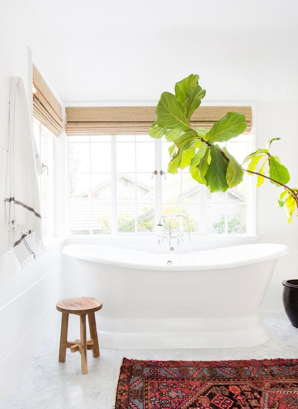 <p>Proof that a potted plant can go a <em>long</em> way. Combined with tons of natural light, this bathroom design by Amber Interiors is a true oasis. </p>