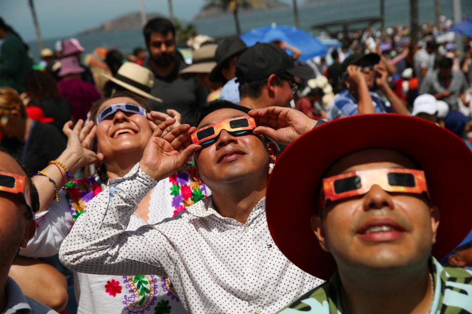 Menschen in Mazatlan mit speziellen Schutzbrillen beobachtetn die totale Sonnenfinsternis am 8. April 2024 (Bild: REUTERS/Henry Romero)