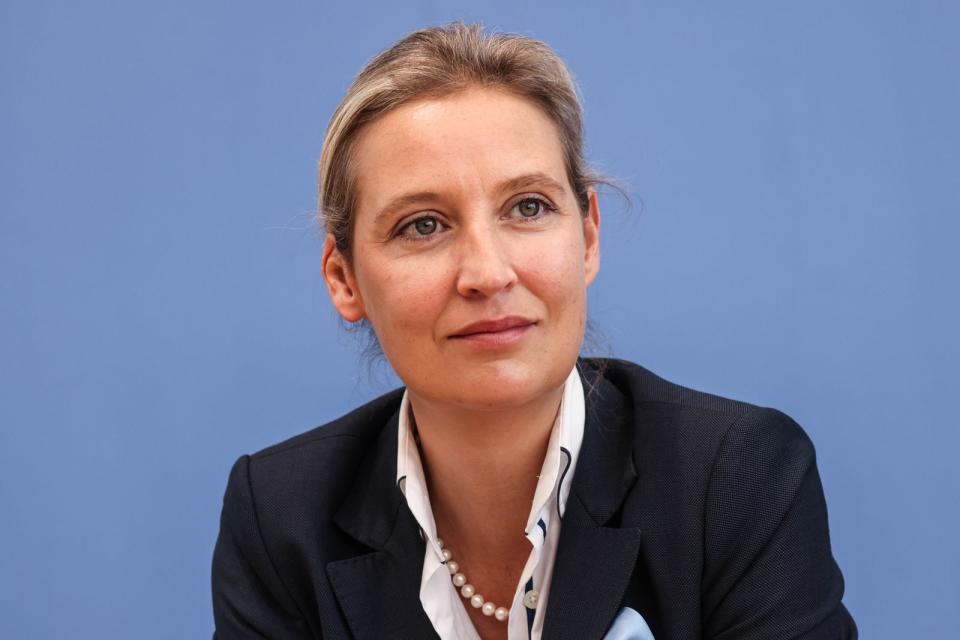 Der Entschluss Kimmichs, mit dem Impfen noch zu warten, erhielt Zuspruch aus den Reihen der AfD. Fraktionschefin Alice Weidel betonte, man müsse die Entscheidung des Fußballers akzeptieren. "Dass Herr Kimmich nun laufend genötigt wird, sich für seine persönliche Entscheidung zu rechtfertigen, ist übergriffig", findet Weidel. (Bild: Filip Singer - Pool / Getty Images)