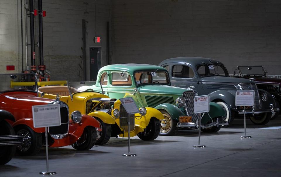 Autos clásicos expuestos en el Graffiti USA Museum, en Modesto, California, el viernes 17 de mayo de 2024.