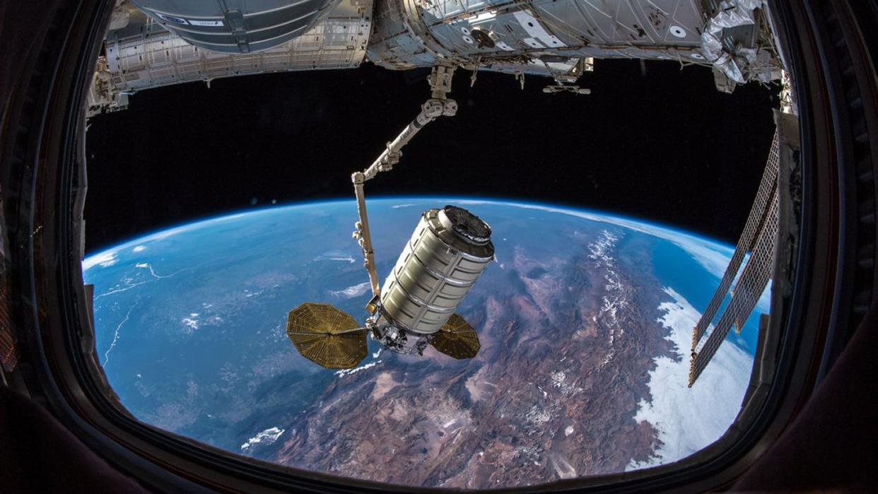 Ein von ESA-Astronaut Alexander Gerst auf Twitter verbreitetes Foto zeigt den Frachter «Cygnus» nach dem Ankoppeln an die ISS. Foto: ESA/Alexander Gerst