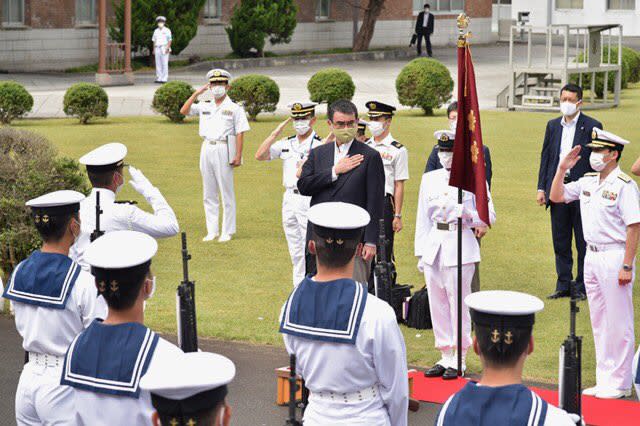 日本防衛大臣河野太郎（中著黑西裝者）認同自民黨提議的導彈防禦，表示保衛國家不需要中韓理解。   圖：翻攝自河野太郎推特