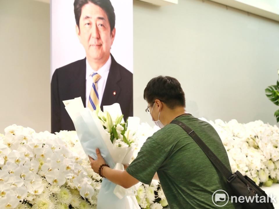 日本台灣交流協會台北事務所內，今天開放民眾向前首相安倍晉三遺像獻花致意。   圖：張良一/攝