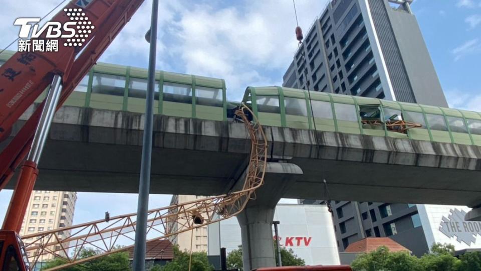 吊臂貫穿捷運車頭。（圖／TVBS） 