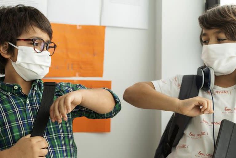 Aunque los niños no son los más afectados por la covid, es importante enseñarles cómo protegerse.