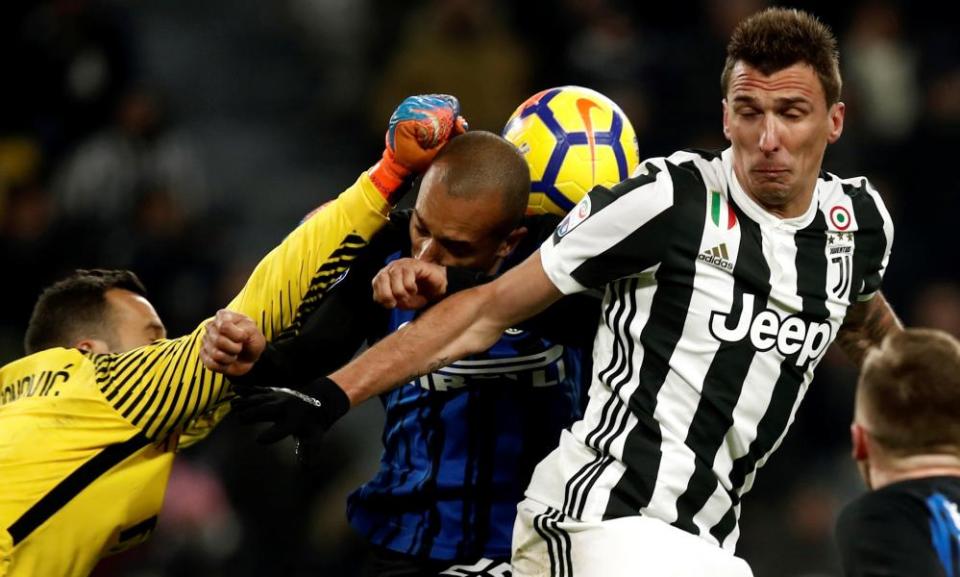 Samir Handanovic and João Miranda do their best to deny Juve’s Mario Mandzukic.