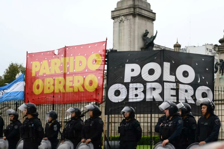 Policías vigilan en la Plaza del Congreso durante la votación de las reformas propuestas por el presidente Javier Milei, el 30 de abril de 2024 (Luis ROBAYO)