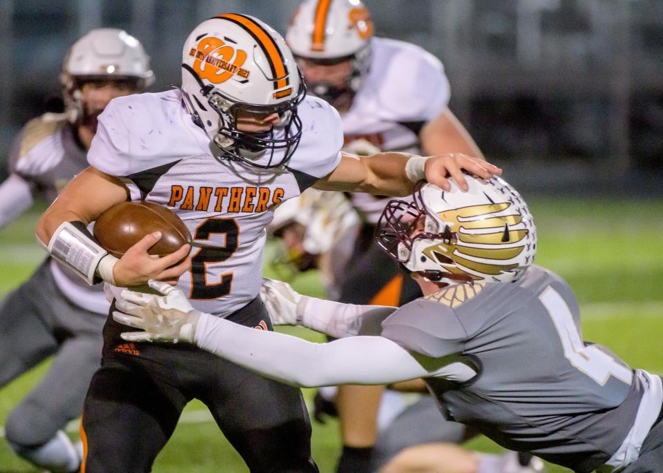 Washington's Kainon McQueary, left, tries to fend off Dunlap's Nick Mueller in the second half of their Week 7 football game Friday, Oct. 6, 2023 at Dunlap High School.