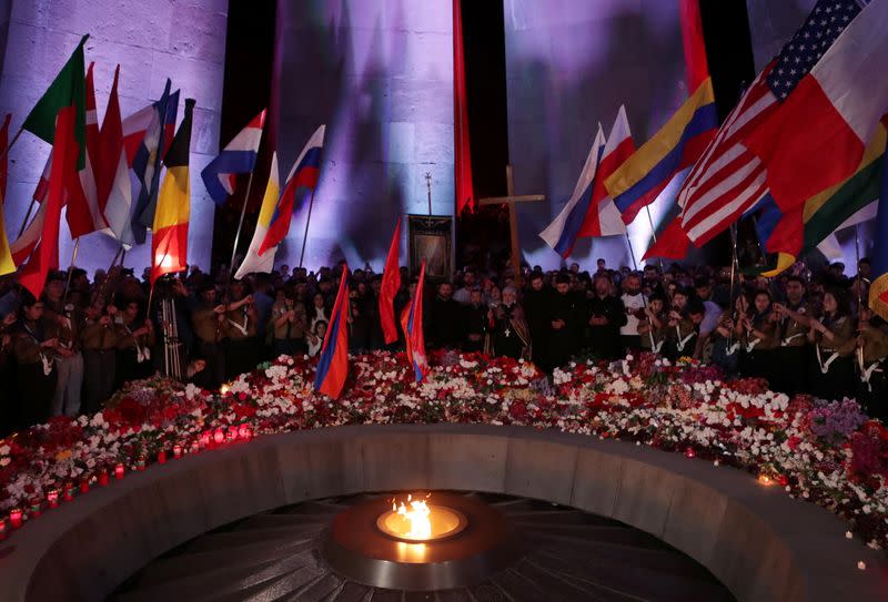 Personas depositan flores en el memorial del fuego eterno de Tsitsernakaberd durante un evento de conmemoración para las víctimas de las mascares contra los armenios en 1915