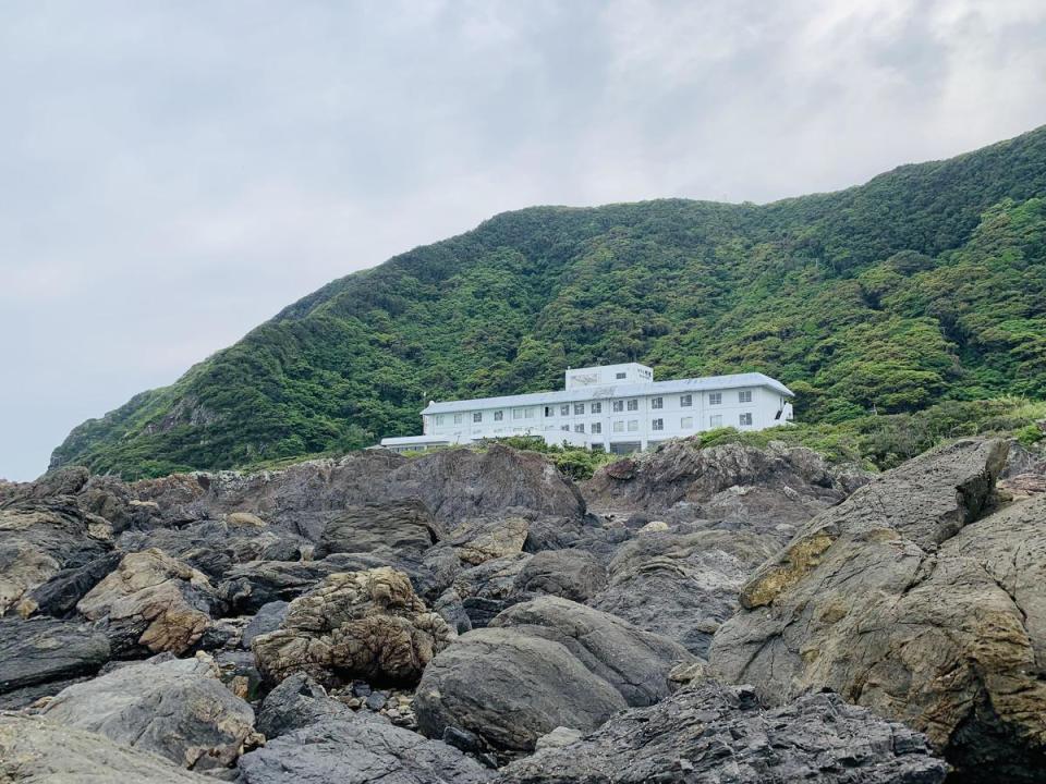 「明星飯店」座落在岬岩上方。