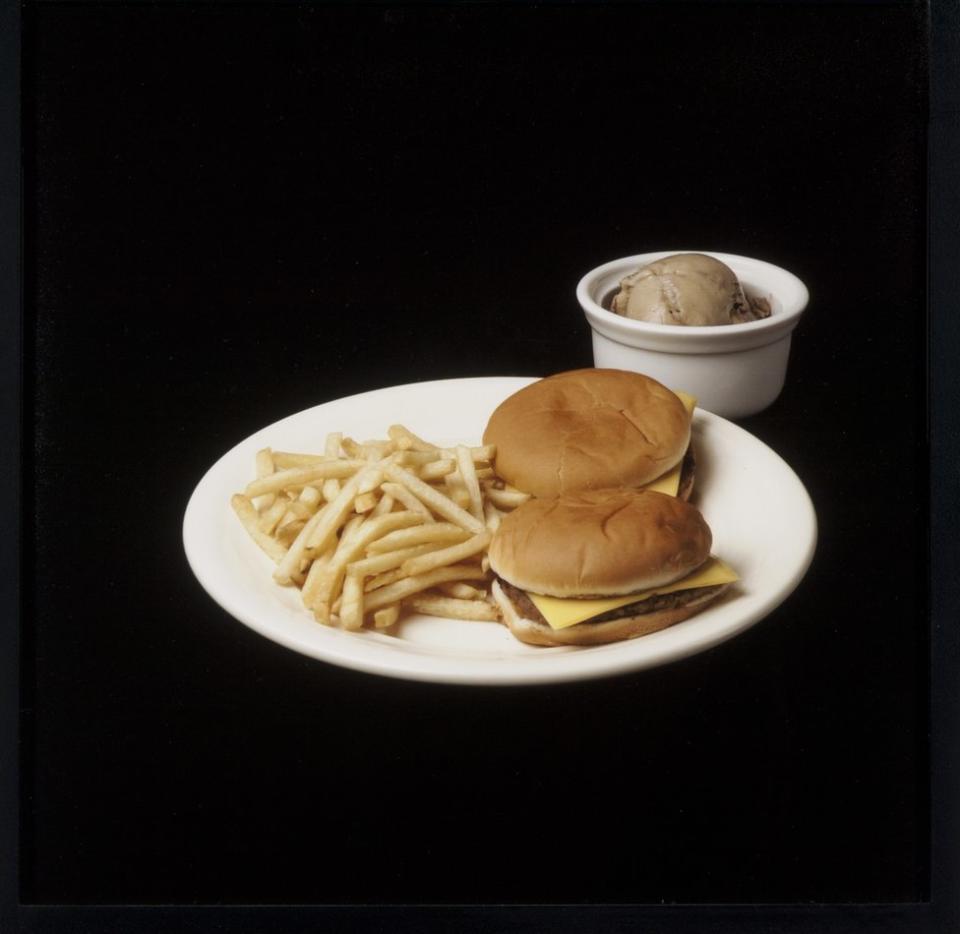 Dos hamburguesas, papas fritas y helado.