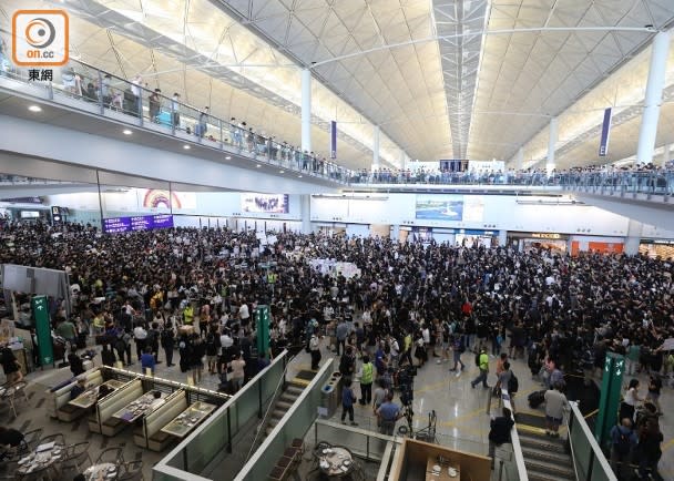 航空業界員工今日在機場發起「陪你飛」集會