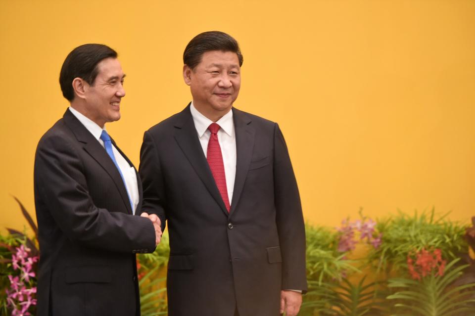 Ma Ying-jeou shaking hands with Xi Jinping.