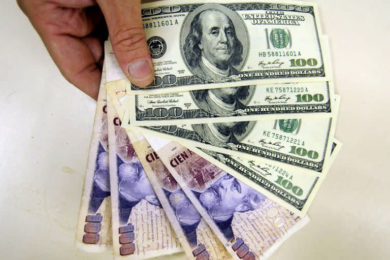 El dólar oficial opera sin cambios en la mañana porteña