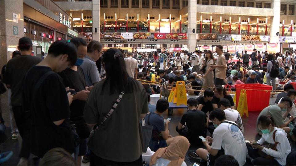 台北車站大廳漏水　Pokemon　GO上千名訓練家傻眼！