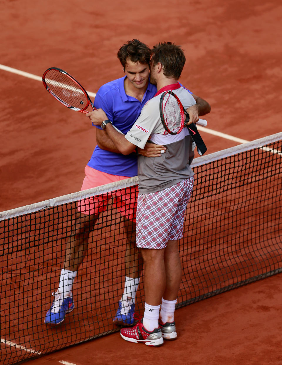 Tennis - French Open - Roland Garros, Paris, France - 2/6/15 Men's Singles - Switzerland's Stanislas Wawrinka with Roger Federer after defeating him in their quarter final match Action Images via Reuters / Jason Cairnduff Livepic