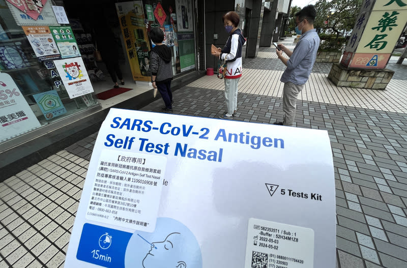 快篩實名制實施滿1個月，多數民眾都已買過第1輪快篩實名制，排隊熱潮減緩。（檔案照）