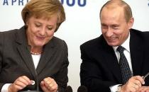 梅克爾（左）是歐盟權力最高的領導人之一，右為俄羅斯總統普丁。(photo by Wikipedia under CC license）