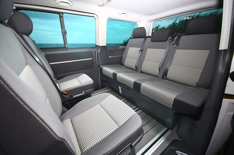 只要將中排座椅180度轉向，Volkswagen Multivan隨即成為行動會議空間。