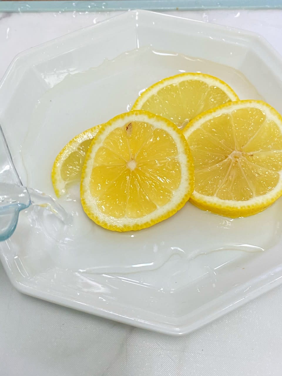 微波爐清潔│洗微波爐簡單大法 去怪味洗厚漬一隻檸檬就搞掂？