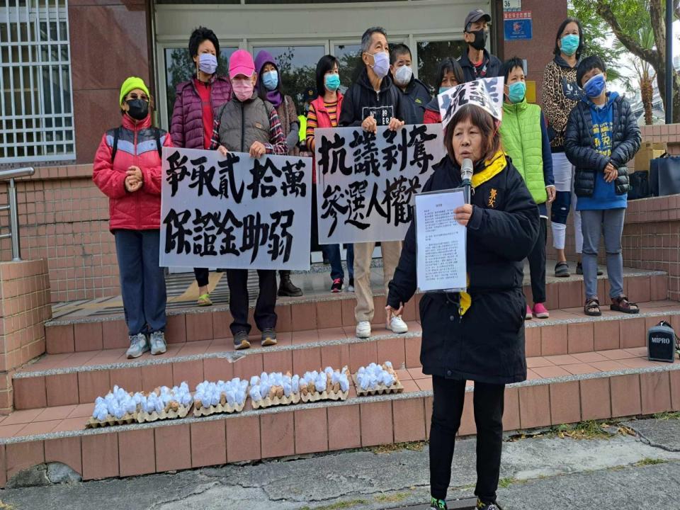 參選失利的蔣月惠因不滿保證金遭沒收，今到縣選委會抗議丟環保雞蛋。（翻攝自臉書@蔣月惠）