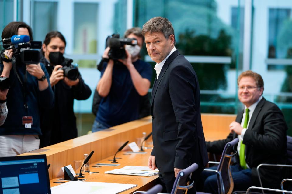 Familiäre Verflechtungen bei wichtigen Posten: Wirtschaftsstaatssekretär Patrick Graichen (rechts) soll Habeck darüber informiert haben, dass der neue dena-Chef sein Trauzeuge war. - Copyright: Getty Images