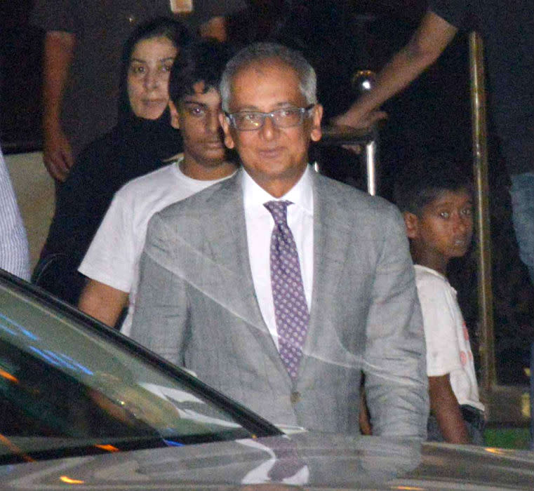 Close friend to the Khans, Jai Mehta, husband of Juhi Chawla is seen here leaving with Shah Rukh and wife Gauri.