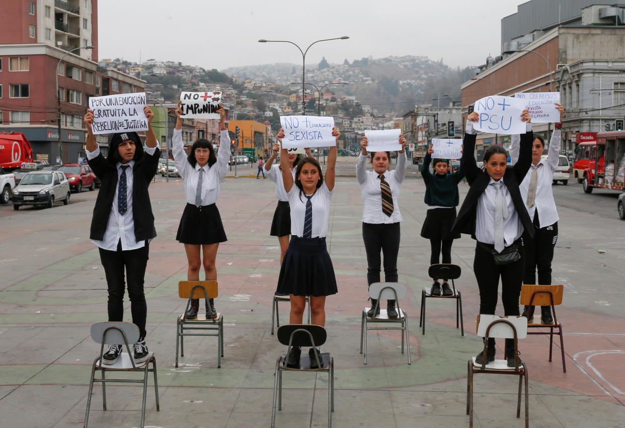 Estudiantes participan en una protesta con pancartas que dicen: "Para una educación gratuita, la rebelión está justificada", y tratan de boicotear el examen de admisión a la universidad, que acusan de desigualdad y elitismo. REUTERS / Rodrigo Garrido