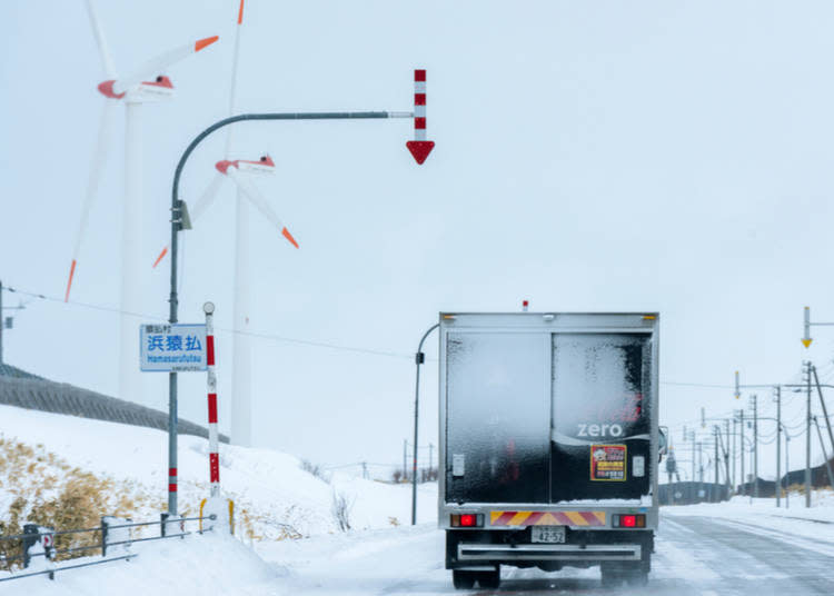 為了積雪時也知道道路在哪裡而設置的「矢羽根（固定式視線誘導柱）」