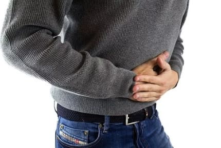 醫生檢查了男子身體後，驚訝發現患者已經出現腸道穿孔等嚴重症狀。（圖／翻攝自Pixabay）