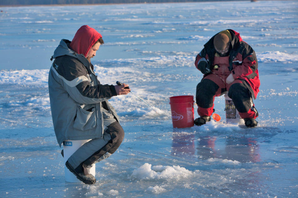 Ice Fishing Sand Bar Milton, Verrmont, USA (API / Alamy Stock Photo / Alamy Stock Photo)