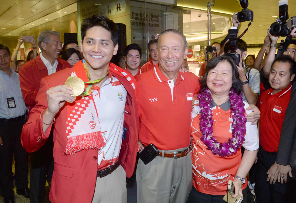 Goldmedaillengewinner Joseph Schooling mit seinen Eltern nach der Rückkehr nach Singapur (Bild: ROSLAN RAHMAN / AFP)