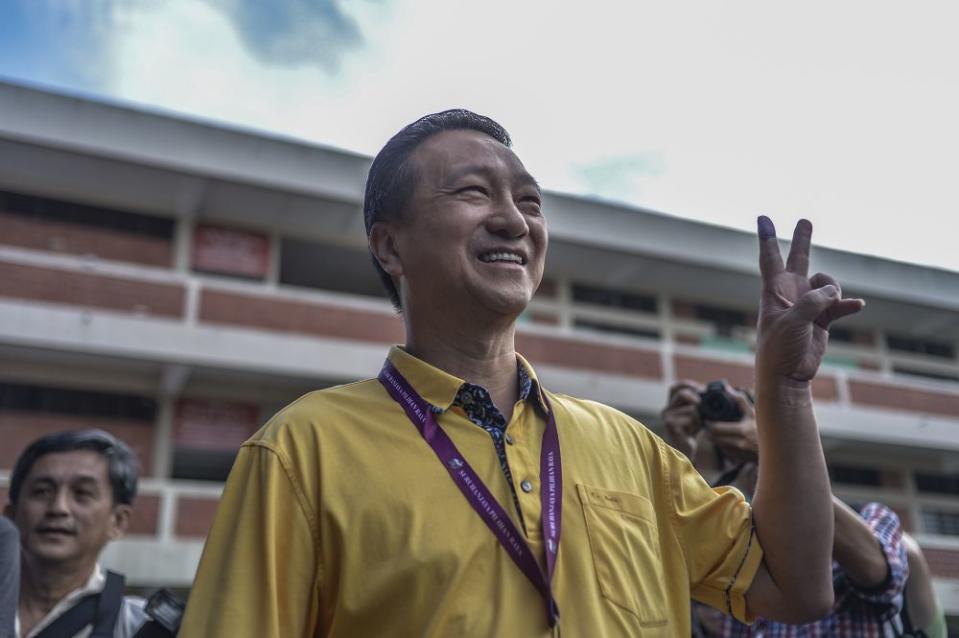 Barisan Nasional hopeful Datuk Seri Wee Jeck Seng is all smiles after casting his ballot during the Tanjung Piai by-election at SJK(C) Yu Ming in Pontian November 16, 2019. — Picture by Shafwan Zaidon