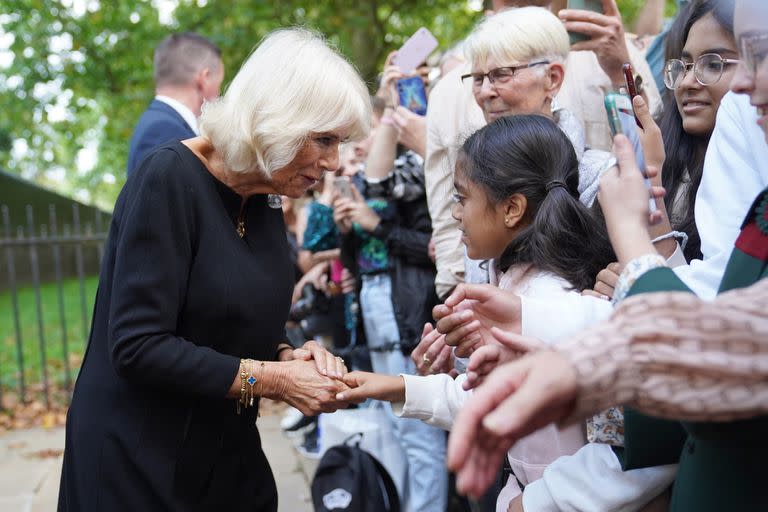 Camilla con la gente que se acercó a despedir a la reina Isabel